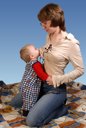 Ребенок теребит грудь во время кормления